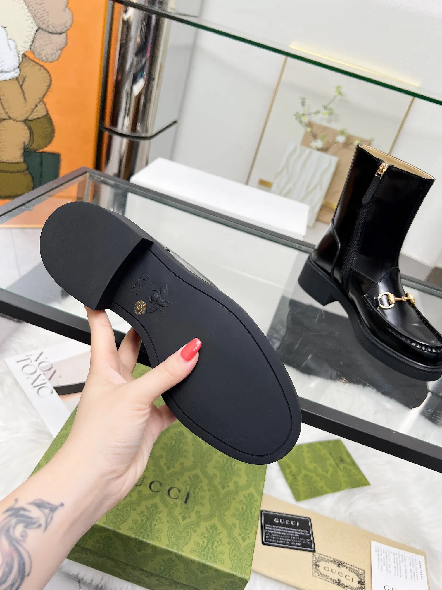 👟👟Ex-factory price 600👟👟 2025 latest version of Gucci GUCCI hot sale✅ 🎉Very easy to match👍Inner zipper design, easy to put on and take off 'Branded buckle Heel height: 6cm Fabric: Cowhide/open edge beads Inner/foot: apricot cowhide 🐂 Outsole PPU material Color: black Code number: 34-40. 34 and 41 42 need to be customized. Packaging: Comes with card and cloth bag.